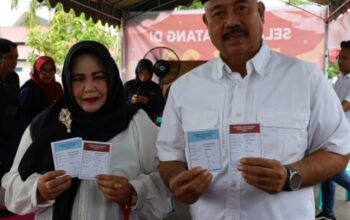 Bupati Kukar, Sekda Sunggono, Dan Asisten III Kunjungi TPS 22 Jalan Arwana Tenggarong Untuk Gunakan Hak Pilihnya Di Pilkada 2024