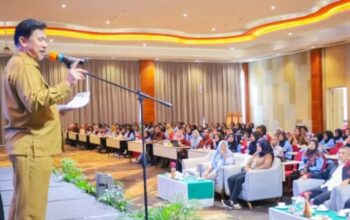 Sekda Kutai Kartanegara Serahkan Smartphone Ke Kader PPKBD Untuk Percepatan Penurunan Stunting