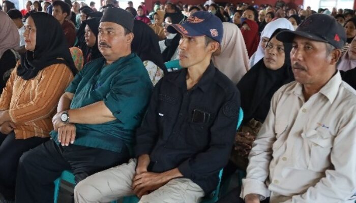 Penyerahan Simbolis Kartu BPJS Ketenagakerjaan Kepada 4 Pekerja Rentan Serta Santunan Kematian Di Muara Badak