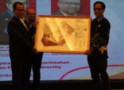 Pj Gubernur Kaltim Serahkan Hasil Kegiatan Membangun Data Desa/Kelurahan Presisi Pada Kabupaten Kukar Di Balikpapan