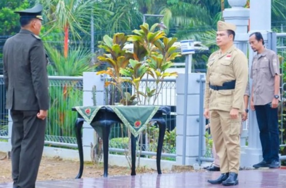 Pjs Bupati Kutai Kartanegara (Kukar) Bambang Arwanto dengan jajaran Forkopimda Kabupaten Kukar di Taman Makam Pahlawan (TMP) Bukit Biru melakukan ziarah nasional serta tabur bunga