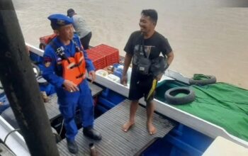 Polairud Polres Kutai Kartanegara Kunjungi Warga Di Pesisir Kutai Lama