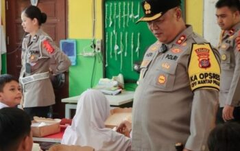 100 Siswa SDN 007 Kecamatan Kenohan Dapat Makanan Bergizi Dari Polsek Kenohan