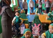 Makanan Bergizi Diberikan Polsek Loa Kulu Kepada TK ABA Loa Kulu Untuk Dukung Program Asta Cita