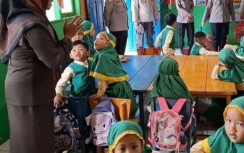 Makanan Bergizi Diberikan Polsek Loa Kulu Kepada TK ABA Loa Kulu Untuk Dukung Program Asta Cita