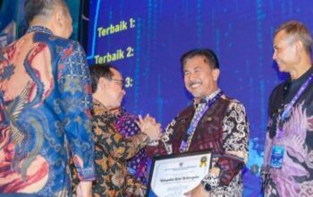 Sekda Sunggono Terima Penyerahan Penghargaaan Yang Diperoleh Pemkab Kukar Sebagai Terbaik I Championship TP2DD 2024 Wilayah Kalimantan