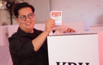 Gunakan Hak Pilihnya Di Pilkada 2024, Wabup Rendi Solihin Bersama Keluarga Datang Ke TPS 8 Kuala Samboja