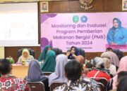 Penyerahan Makanan Bergizi Untuk Balita Saat Monev PMB Di Kecamatan Muara Jawa