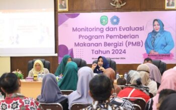 Penyerahan Makanan Bergizi Untuk Balita Saat Monev PMB Di Kecamatan Muara Jawa