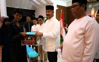 Perkuat Kebersamaan di Bulan Ramadan, Bupati Kukar Hadiri Buka Puasa Bersama dan Penyerahan Santunan di Kedaton Kutai